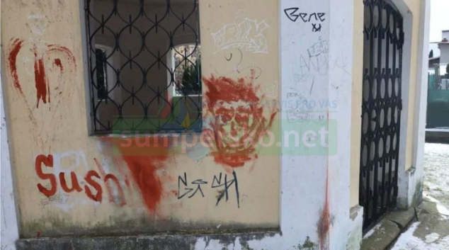 Vandal pomaloval altánek