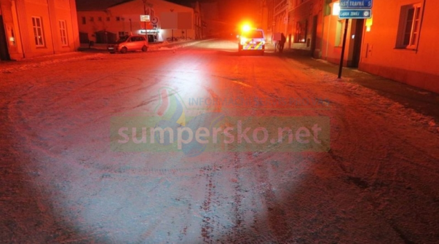 Mladík nezvládl jízdu na zledovatělé vozovce