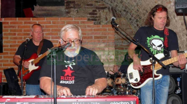 Za oponou zahrají legendární zábřežští hudebníci