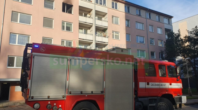 Hasiči zachránili z hořícího bytu vážně zraněného muže