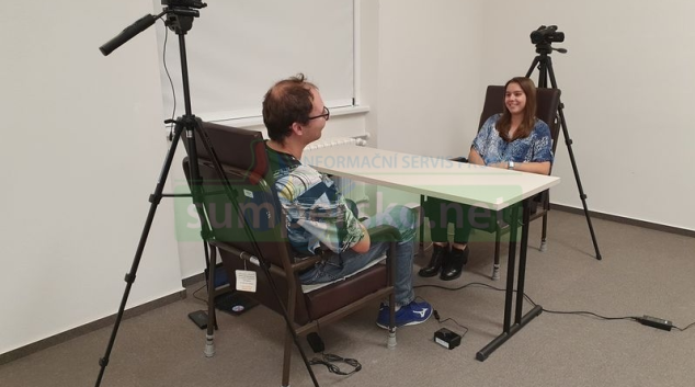 Vědci hledají dobrovolníky pro výzkum emocí při komunikaci dvou lidí
