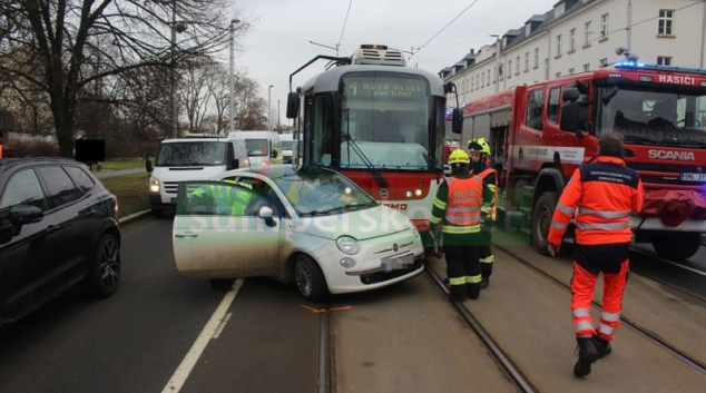 V centru Olomouce se střetla tramvaj s osobákem
