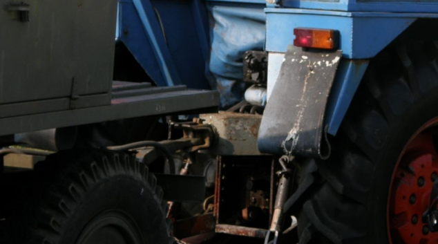 Zloděj ujel traktorem přes pastviny a zůstala škoda 1,5 milionu