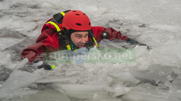 FOTO. Když zachraňují hasiči tonoucího z ledu