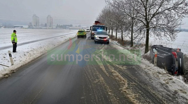 Řidič po smyku skončil v příkopu za Leštinou
