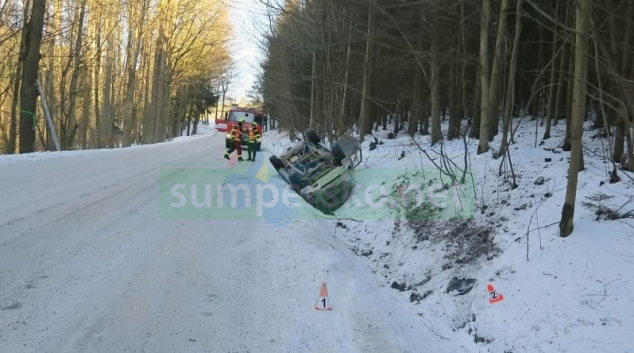 Po havárii zůstalo auto na střeše