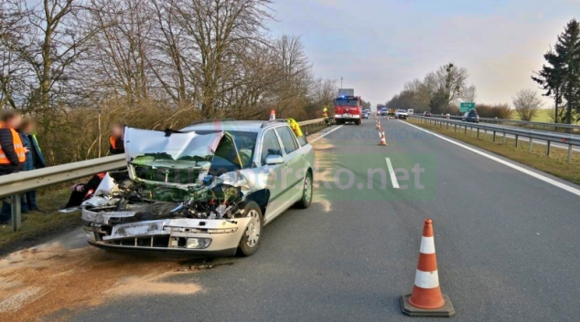 Řidička na dálnici D35 nedobrzdila