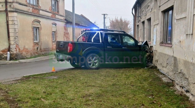 Opilý řidič autem naboural do domu
