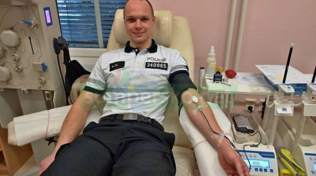 Policisté společně darovali krev na šumperské transfúzní službě