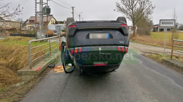 Auto za Rovenskem skončilo na střeše