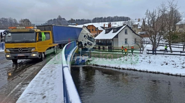 Na zasněžené vozovce dostal smyk a kabinou zůstal viset z mostu