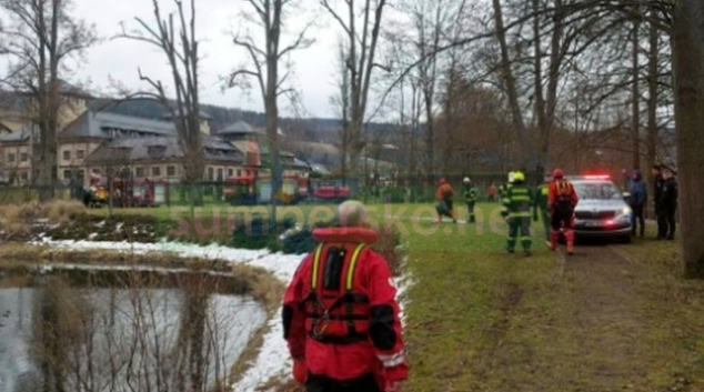 Policisté skočili pro muže do rybníku v Sobotíně