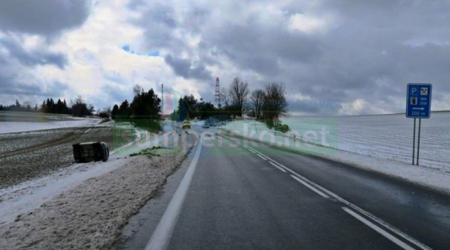 Auto na Mohelnicku letělo přes střechu