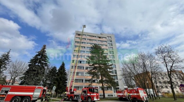 Jednotky hasičů zachránily studenty z 10. patra kolejí