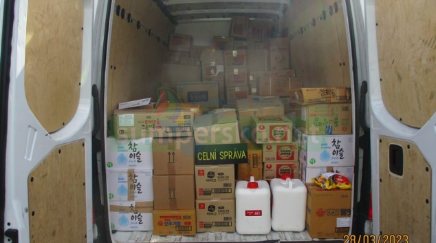 Přetížené vozidlo plné nelegálního alkoholu