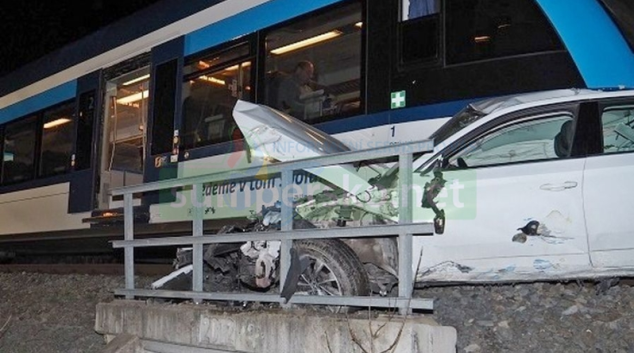 Srážka vlaku a auta s téměř milionovou škodou