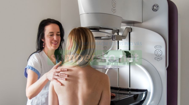 Nový moderní mamograf disponuje umělou inteligencí