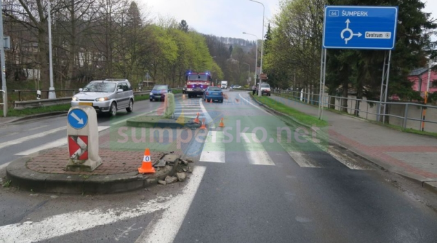 Opilá řidička najela na středový ostrůvek