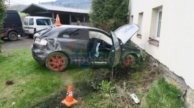 Opilý řidič naboural do domu