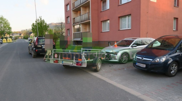 Vozík se během jízdy odpojil a narazil do zaparkovaného auta