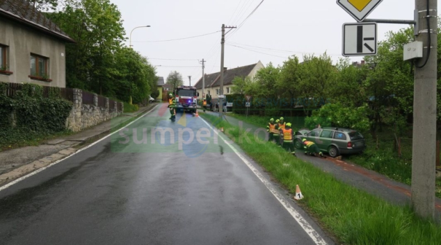 Řidička ve Zborově neprojela zatáčkou