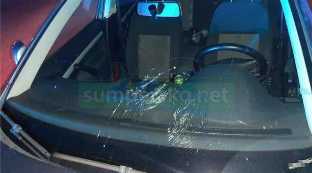 Podnapilý muž rozbil čelní sklo jedoucímu vozidlu