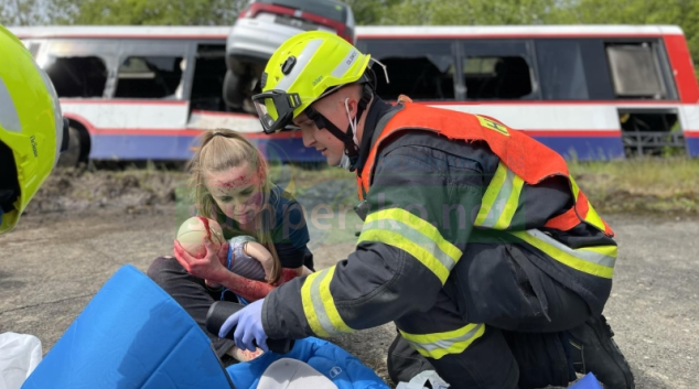 Hasiči při cvičení zachraňovali desítky zraněných z autobusů