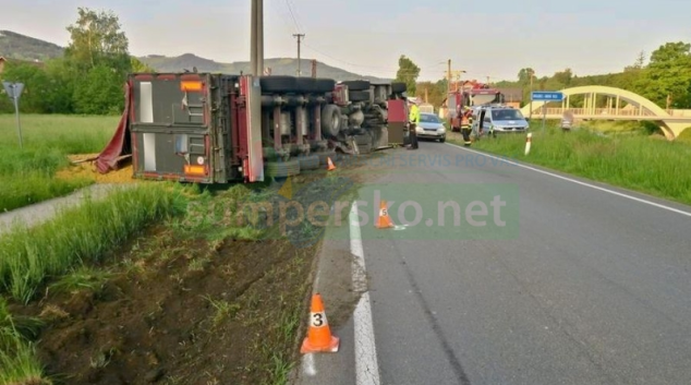 Řidič kamionu s návěsem podcenil rychlost