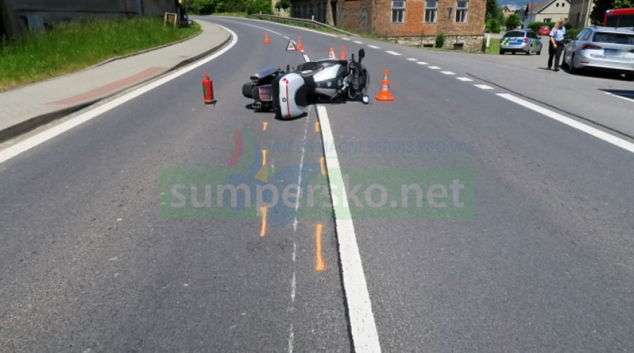 Auto narazilo do motorkáře