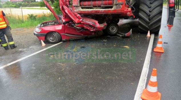 Motorista narazil do žací lišty kombajnu