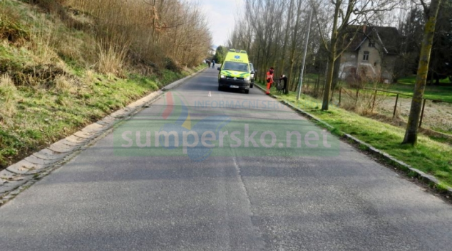 Chodkyně vstoupila před přijíždějícího cyklistu