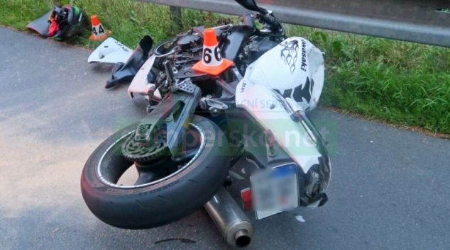 Motorkář se lekl protijedoucího auta