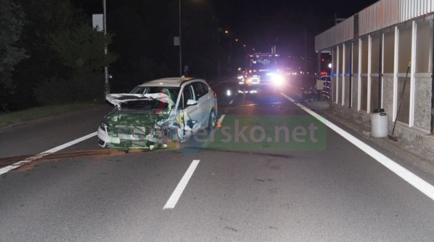 Řidička autem narazila do zastávky