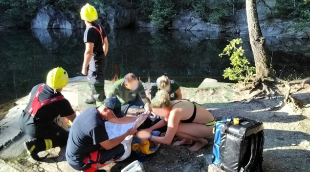 Turistce v Jeseníkách po skoku ze skály pomáhali hasiči