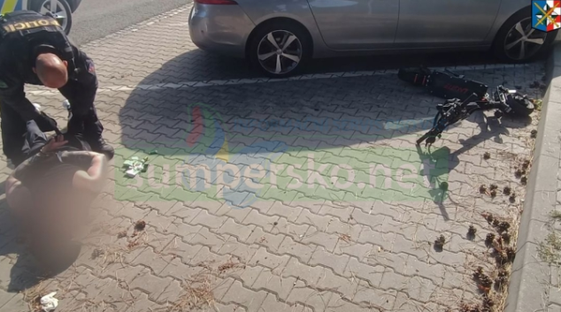 Před policisty prchal na elektrokoloběžce