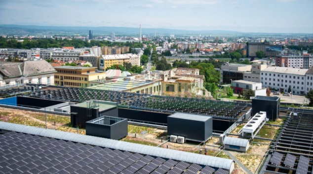 Fakultní nemocnice obsazuje střechy svých budov fotovoltaickými systémy