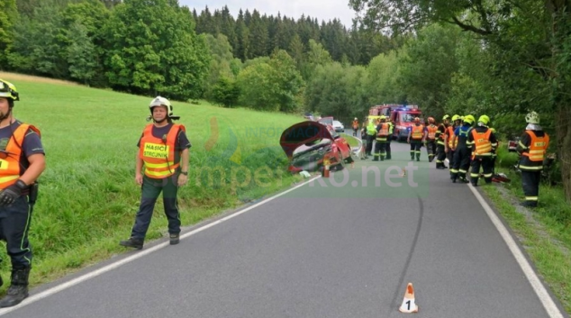Motorkář dostal smyk a narazil do protijedoucího auta