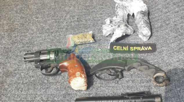 Celníci odhalili drogy, střelnou zbraň i finanční hotovost