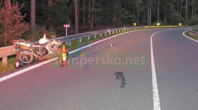 Motorkář havaroval do svodidel