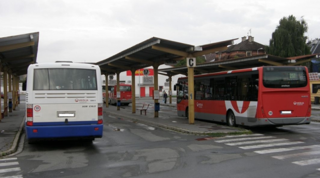 Řidič autobusu nadýchal 1, 69 promile. Policie ho zadržela.