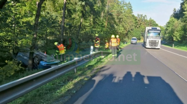 Auto skončilo na střeše