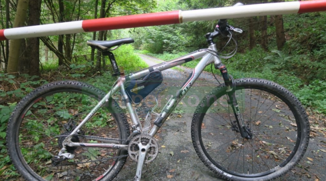 Cyklista nezvládl sjezd z kopce