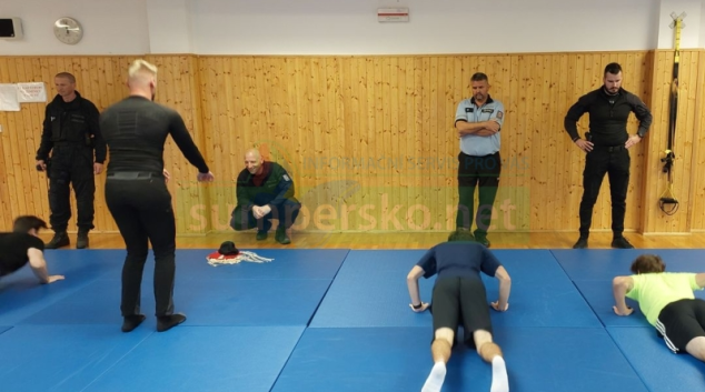 Studenti si zkusili být policistou