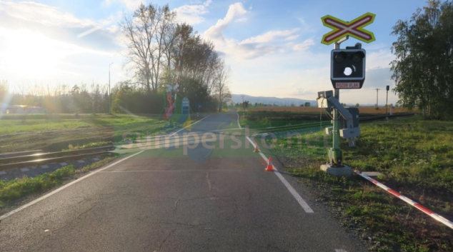 Řidič přerazil závoru