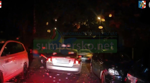 Řidič ujíždějící před policií za jízdy vyskočil