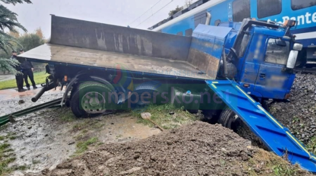 Srážka vlaku s nákladním autem na Šumpersku