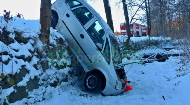 Řidička havarovala na zledovatělém povrchu