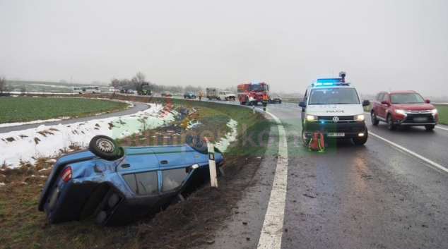 Vozidlo mezi Zábřehem a Libivou skončilo na střeše