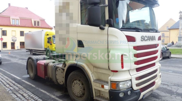 V Javorníku se střetl kamion s chodkyní