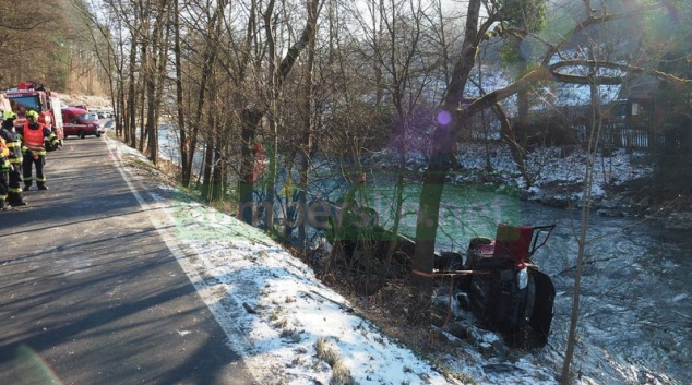 Vozidla na Hanušovisku skončila po kolizi v řece